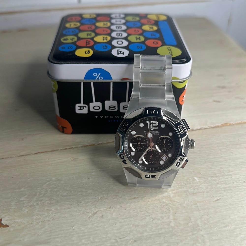 Fossil stainless steel 50 meters/165 feet water resistant